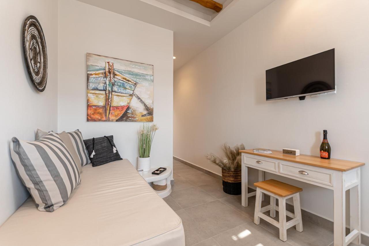 Porto Dema Luxury Suites Schoinoussa エクステリア 写真