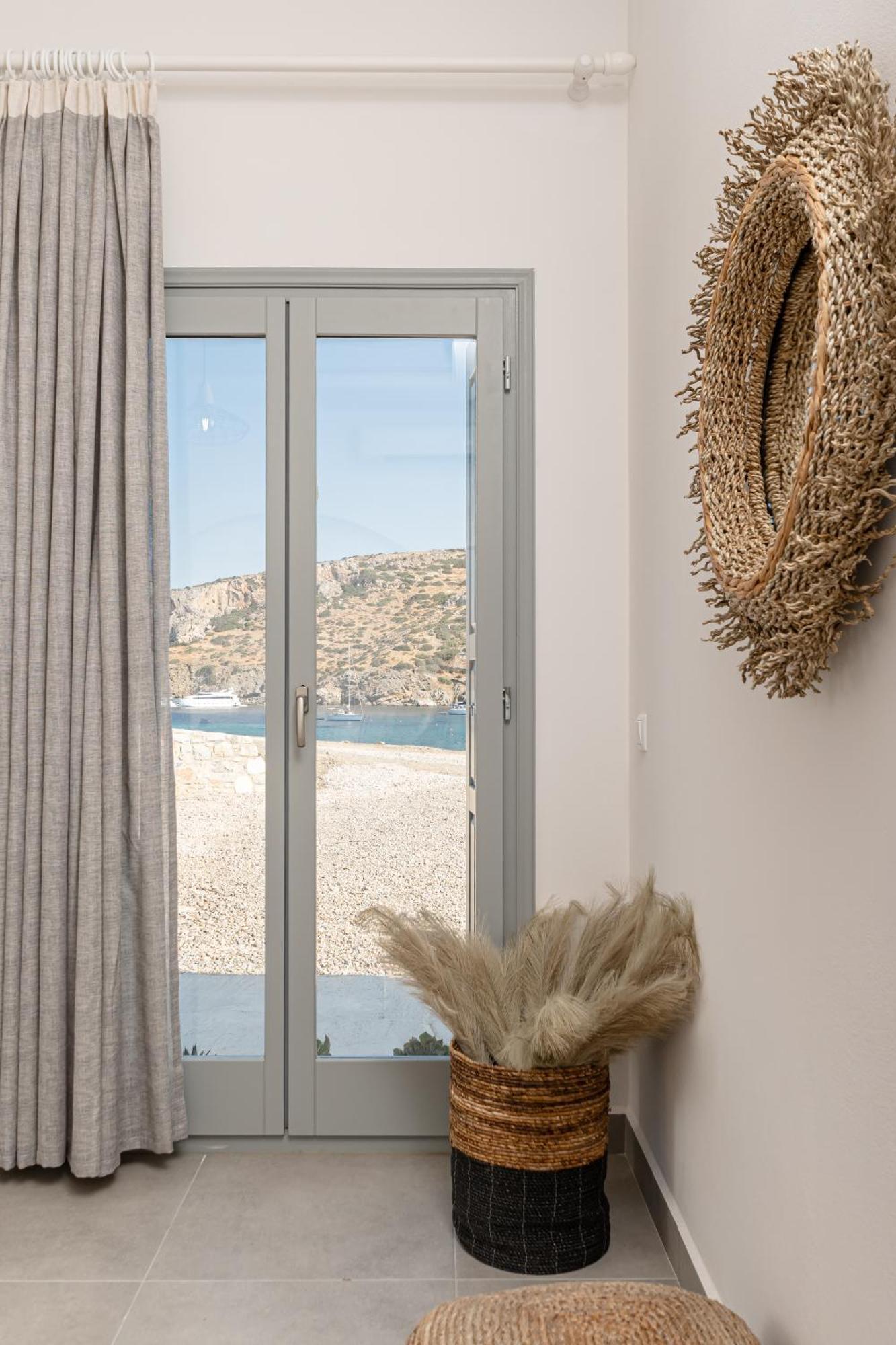 Porto Dema Luxury Suites Schoinoussa エクステリア 写真